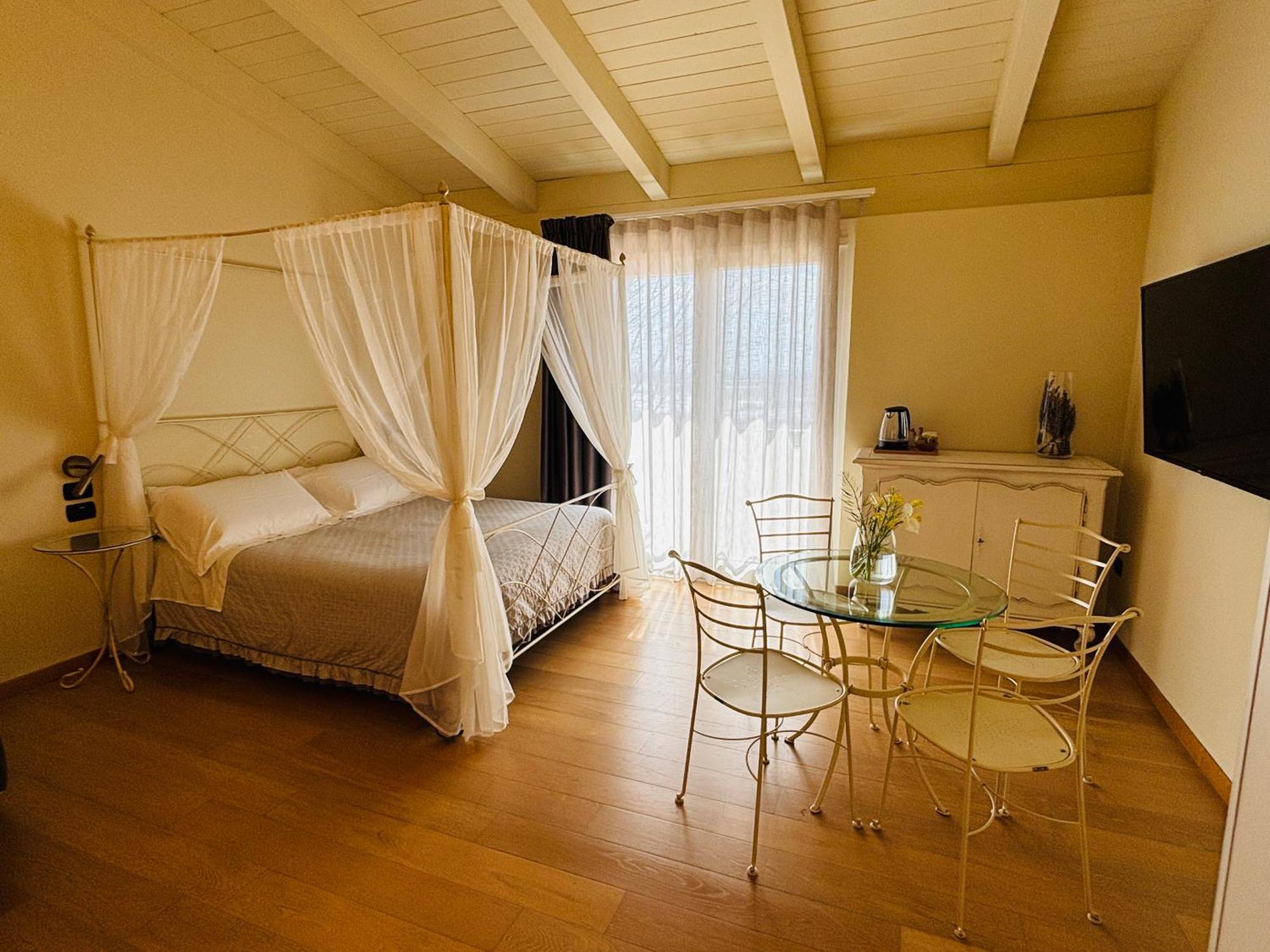 Terra Di Vento Bed & Breakfast Montecorvino Pugliano ภายนอก รูปภาพ